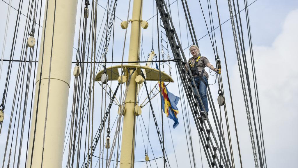 Angelina klättar i Pommerns mast