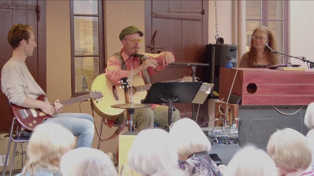 Kultur på innergården - På scenen Helde Folksingers - 30 Jul 18:50 - 20:59