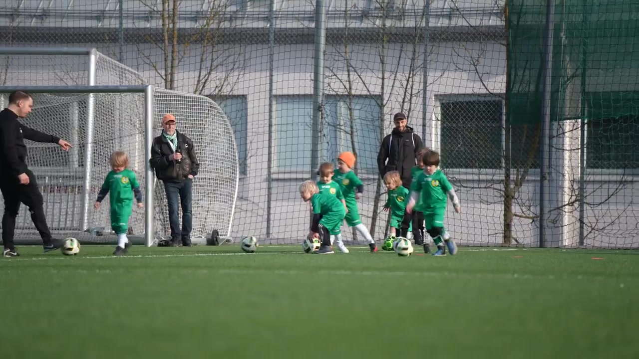 Hammarby IF: 
        Lek och lär fotboll i gång för året - över 500 femåringar deltar
      