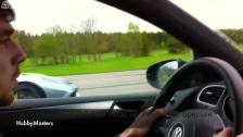 Gissa vad som händer när Porschen kör mot en Volkswagen Golf